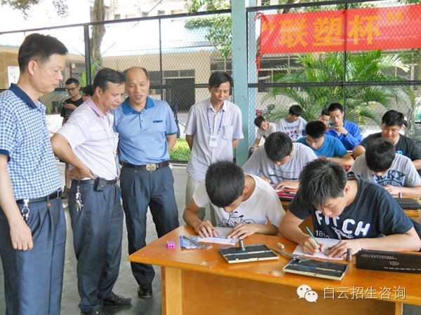 学校老师到现场观看同学们的竞赛