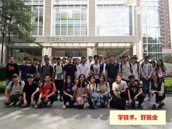 【广州白云工商技师学院】电商专业学子联手以纯备战双十一电商节