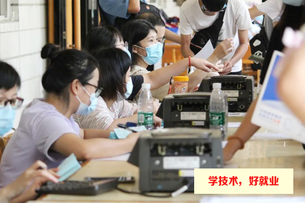 广州白云工商技师学院新生报到日