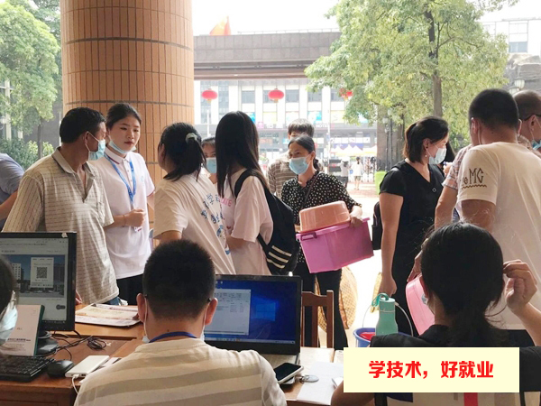 广州白云工商技师学院新生报到日