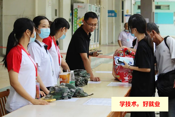 广州白云工商技师学院新生报到日