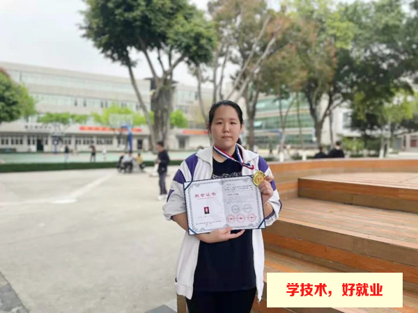 广州白云工商技师学院学子获奖