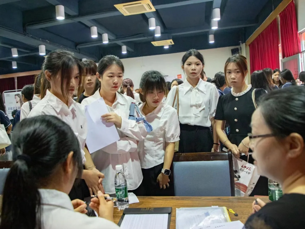 高质量就业 | 白云工商技师学院服装系专场招聘会多学子现场收到企业offer插图1